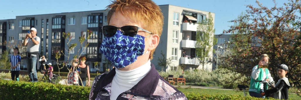 Diese Promi-Politikerin ließ sich beim Musik-Event blicken – mit Corona-Maske und Sonnenbrille. Sie ist kaum zu erkennen.