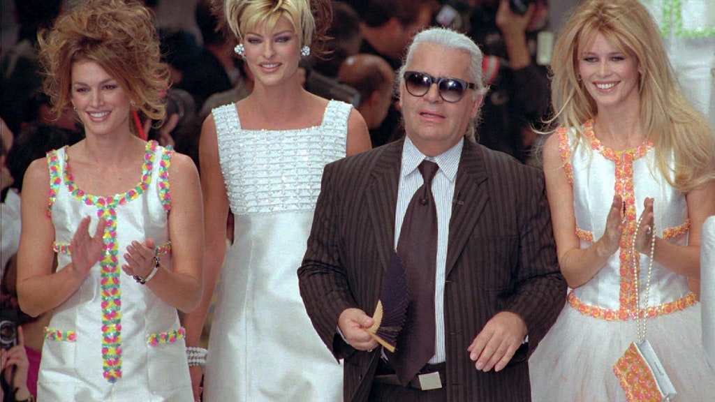 1995 gemeinsam auf dem Catwalk: Karl Lagerfeld mit (von links) Cindy Crawford, Linda Evangelista und Claudia Schiffer.
