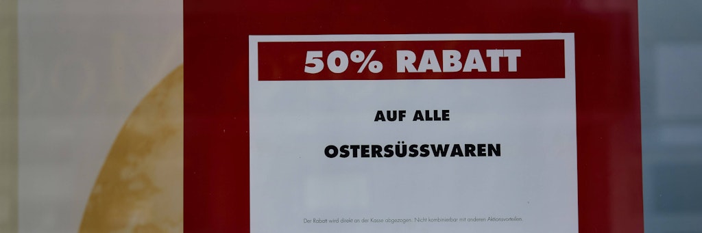 50 Prozent Rabatt auf alle Ostersüsswaren ist auf einem Schild eines Geschäftes zu lesen.