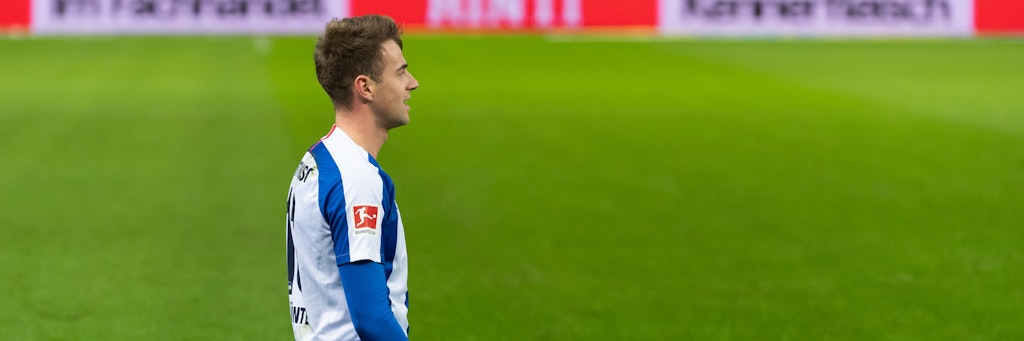 Kein Ball weit und breit! Lukas Klünter (23) nutzt die Zeit für andere Dinge.