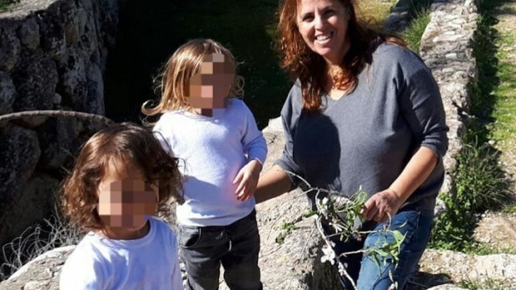 Ein Bild aus glücklichen Tagen: Tamar Perez-Levi (49) und ihre Zwillinge (4). Der Vater starb sieben Monate nach der Geburt an einem Herzinfakrt. Jetzt sind die Kinder Vollwaisen.