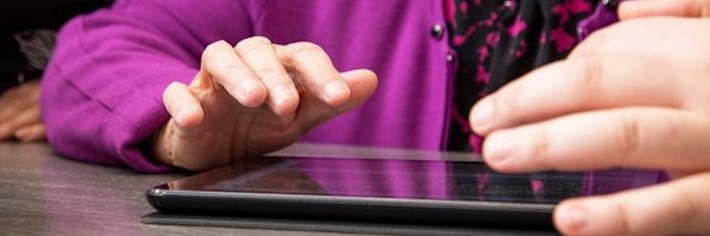 Zuerst herrscht immer etwas Skepsis. aber wenn's mit dem Laptop klappt, freuen sich die Altersheimbewohner über diesen Kontakt nach draußen.