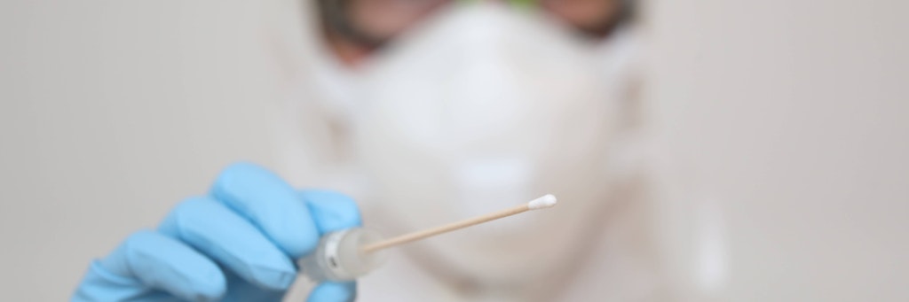 Stäbchen rein und alles fein? Der hier simulierte Coronatest soll, wenn es nach dem Willen der medizinischen DFL-Taskforce geht alle drei Tage an Fußballprofis vollzogen werden. 