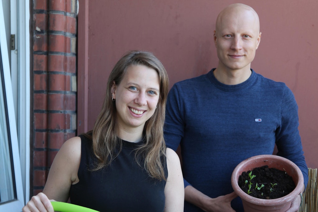 Stella Veneziano und Niklas Kluger an ihrem WG-Hochbeet <br>