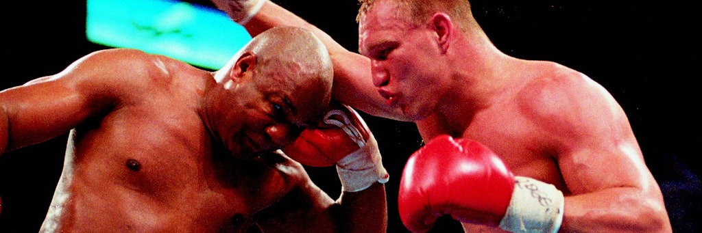 Nicht nur dieser Schlag schlug bei George Foreman ein, trotzdem ließen ihn die Punktrichter verlieren.