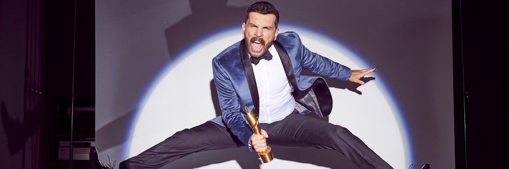 Sprung in die erste Moderatorenliga: Schauspieler Edin Hasanovic mit einer goldglänzenden Lola.