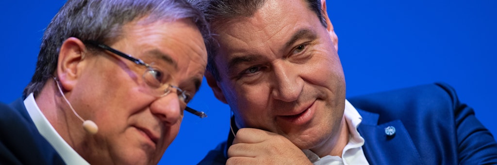 Die Ministerpräsidenten Armin Laschet (CDU, l), und Markus Söder (CSU) machen Hoffnung, dass der Ball bald wieder rollen darf im Profizirkus.