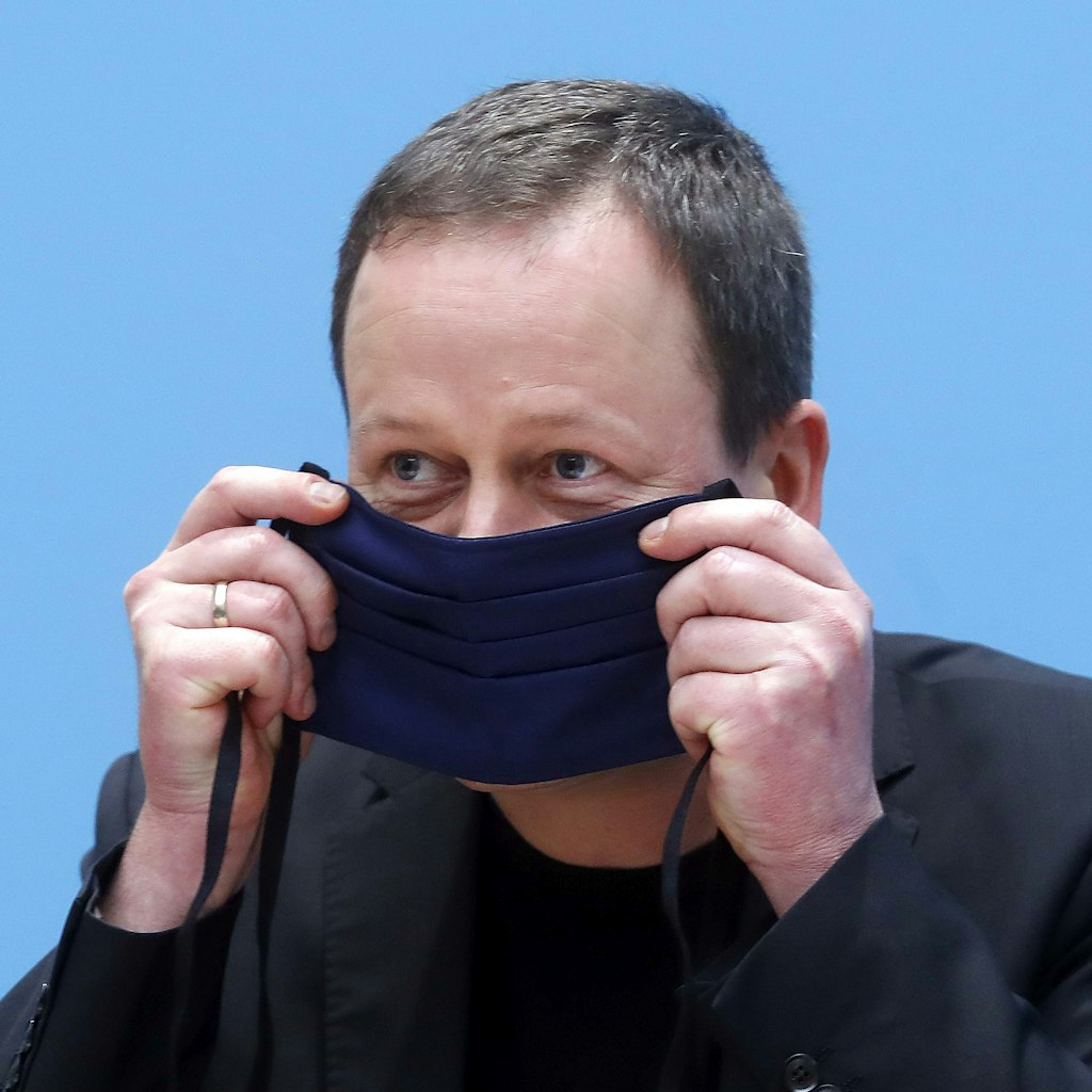 Kultursenator Klaus Lederer hat sich eine Maske aus einer Theaterwerkstatt besorgt.