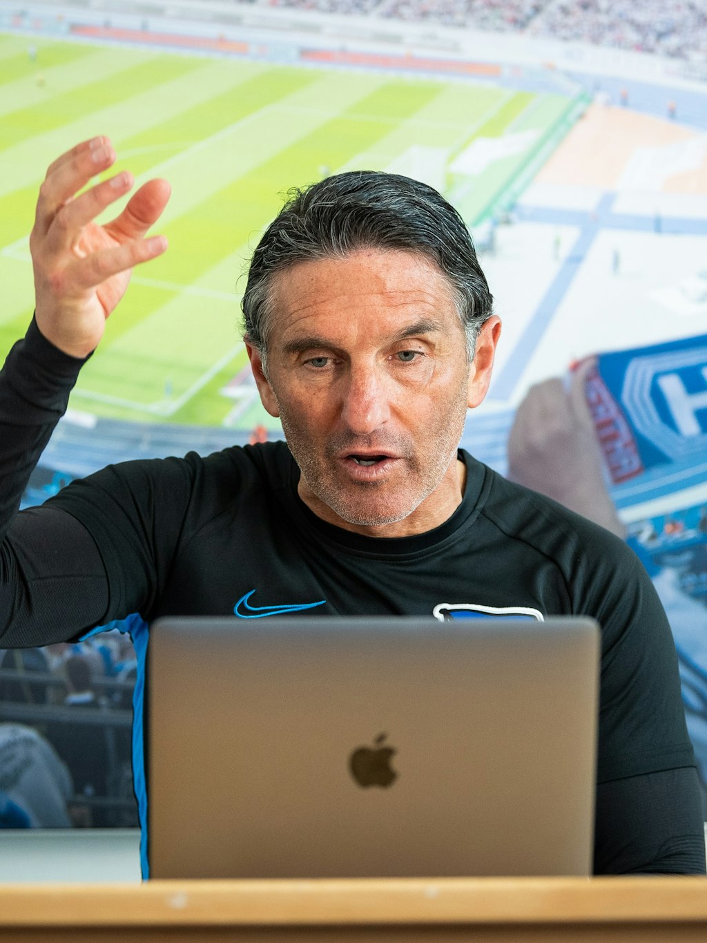 Bruno Labbadia (54) brennt auf sein erstes Spiel als Hertha- Cheftrainer, sorgt sich aber auch um die Gesundheit der Spieler.