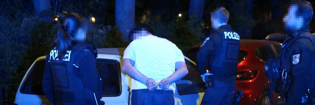Die Polizei greift durch: Festnahme