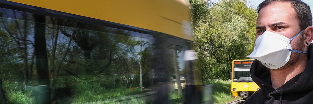 Ein junger Mann trägt vor einer einfahrenden Stadtbahn in Stuttgart eine Atemschutzmaske der Kategorie FFP2. Auch in Berlin wird die Maskenpflicht nun kommen.