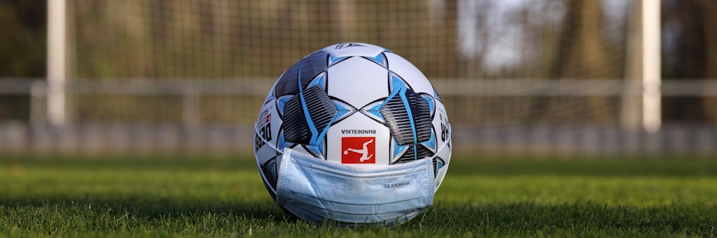 Da hilft auch kein Mundschutz. Seit dem 11. März ruht der Ball in der Bundesliga wegen der Corona-Krise.