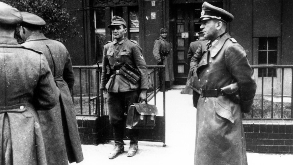 Im Haus Schulenburgring 2 in Berlin-Tempelhof verhandeln am 1. Mai 1945 General Hans Krebs (rechts), Generalstabschef des Heeres, und Generaloberst Wassilij I. Tschujkow, Oberbefehlshaber der 8. Gardearmee, über einen Waffenstillstand.
