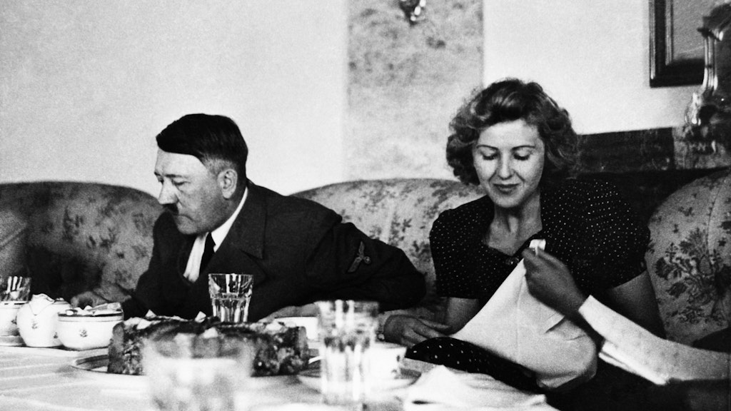 Ein ungleiches Paar: Adolf Hitler und Eva Braun – hier um 1940 – führen eine vor der Öffentlichkeit geheim gehaltene Beziehung. Sie heiraten einen Tag vor ihrem gemeinsamen Selbstmord.