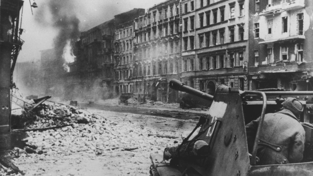 Ein sowjetisches Geschütz feuert in eine Berliner Straße hinein. Die Kämpfe werden auf beiden Seiten verbissen geführt.