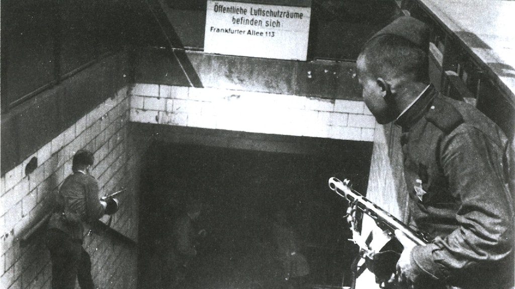 In U-Bahnhöfen und ihren Schächten suchen deutsche Soldaten und Zivilisten Zuflucht. Hier steigen Rotarmisten mit Maschinenpistolen im Anschlag in die Station Frankfurter Allee.