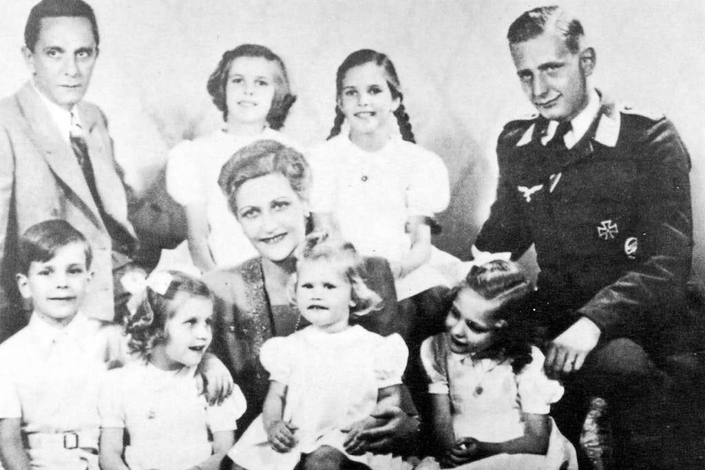 Joseph Goebbels mit seiner Frau Magda und ihren Kindern anlässlich seines 45. Geburtstages 1942: Helmuth, Holde, Heide und Hedda (unten, von links), Hilde, Helga und Harald Quandt (oben), Magdas Sohn aus ihrer ersten Ehe.