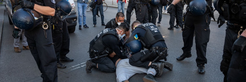 18.04.2020, Berlin: Polizisten mit Atemschutzmasken nehmen einen Demonstranten auf dem Rosa-Luxemburg-Platz in Berlin fest. An der unerlaubten Demo in Berlin-Mitte hatten sich mehrere Hundert Menschen beteiligt. Unter den Demonstranten waren bekannte Verschwörungstheoretiker, Rechtsextreme und Antisemiten.