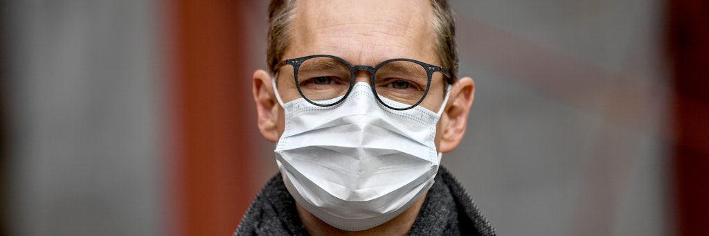 Der Regierende Bürgermeister Michael Müller (SPD) macht es sehr schön vor. Die Maske wird ab Montag in den Öffis Pflicht.