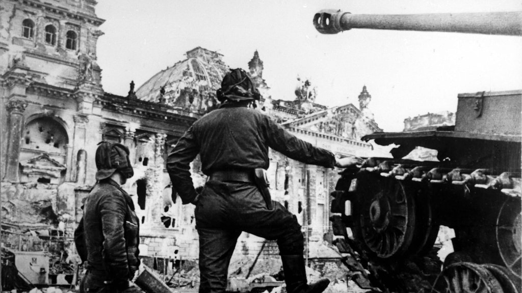 Der Kampf um den Reichstag beginnt am frühen Morgen des 30. April und endet am frühen Nachmittag des 2. Mai 1945. Diese Aufnahme entstand danach.