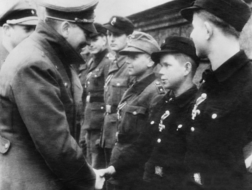 Eine der letzten Aufnahmen vom „Führer“: Hitler zeichnet im Garten der Reichskanzlei Hitlerjungen und Soldaten aus.