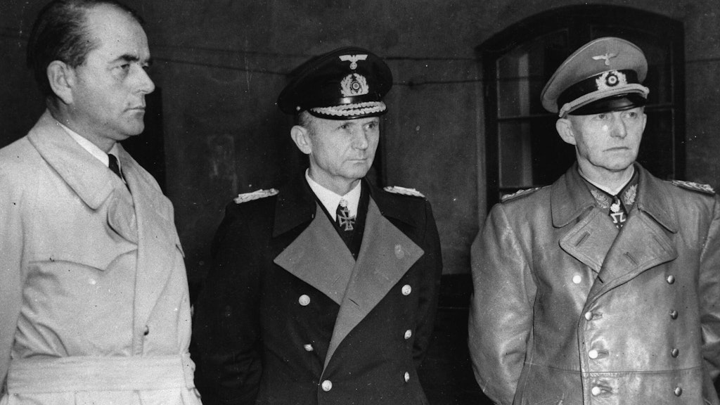 Großadmiral Karl Dönitz, in Hitlers politischem Testament zum Reichspräsidenten bestimmt, mit Rüstungsminister Albert Speer (links) und General Alfred Jodl (rechts). Alle Mitglieder der Regierung Dönitz werden am 23. Mai 1945 in Flensburg verhaftet.