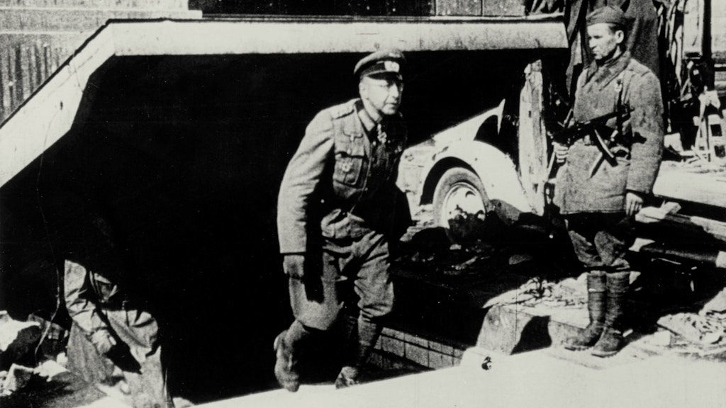 Die Gefangennahme von General Helmuth Weidling am 2. Mai soll dieses Foto zeigen. Die von der sowjetischen Propaganda verbreitete Aufnahme zeigt tatsächlich den letzten Kampfkommandanten von Berlin, aber beim Verlassen des Bunkers der Reichskanzlei am Ausgang Voßstraße am 6. Mai.