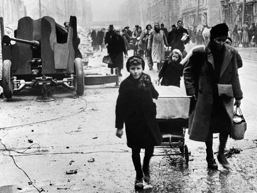 Der Krieg in Berlin ist zu Ende. Wer kann, kehrt in seine Wohnung zurück. Jedes zehnte Gebäude in der Stadt ist total zerstört.
