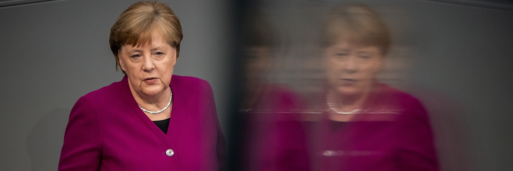 Merkel fordert Durchhalten, damit das Virus das Gesundheitswesen nicht überwältigt.