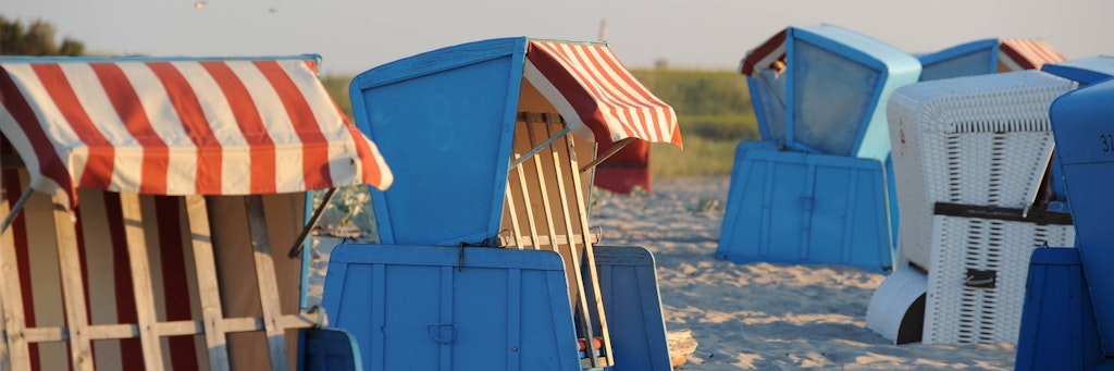 Leere Strandkörbe an der Ostsee. Noch. 