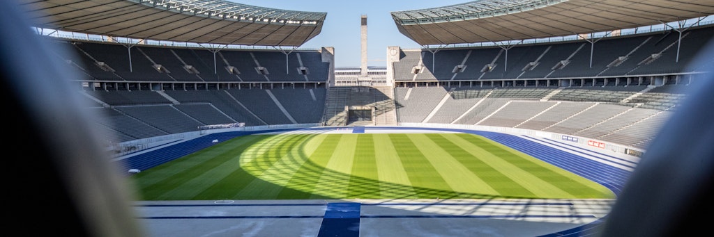 Die Ränge werden im Olympiastadion noch eine ganze Weile leer bleiben. Aber rollt schon bald wieder der Ball? 