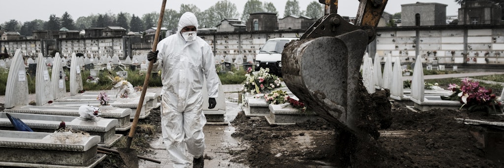 Entsetzliche Szenen in der italienischen Industriestadt Turin: Ein Mitarbeiter im Schutzanzug geht über einen Friedhof, auf dem frische Gräber ausgehoben werden. Viele Bestattungen von Covid-19-Opfern finden derzeit in Italien ohne die Anwesenheit von Familienangehörigen statt.