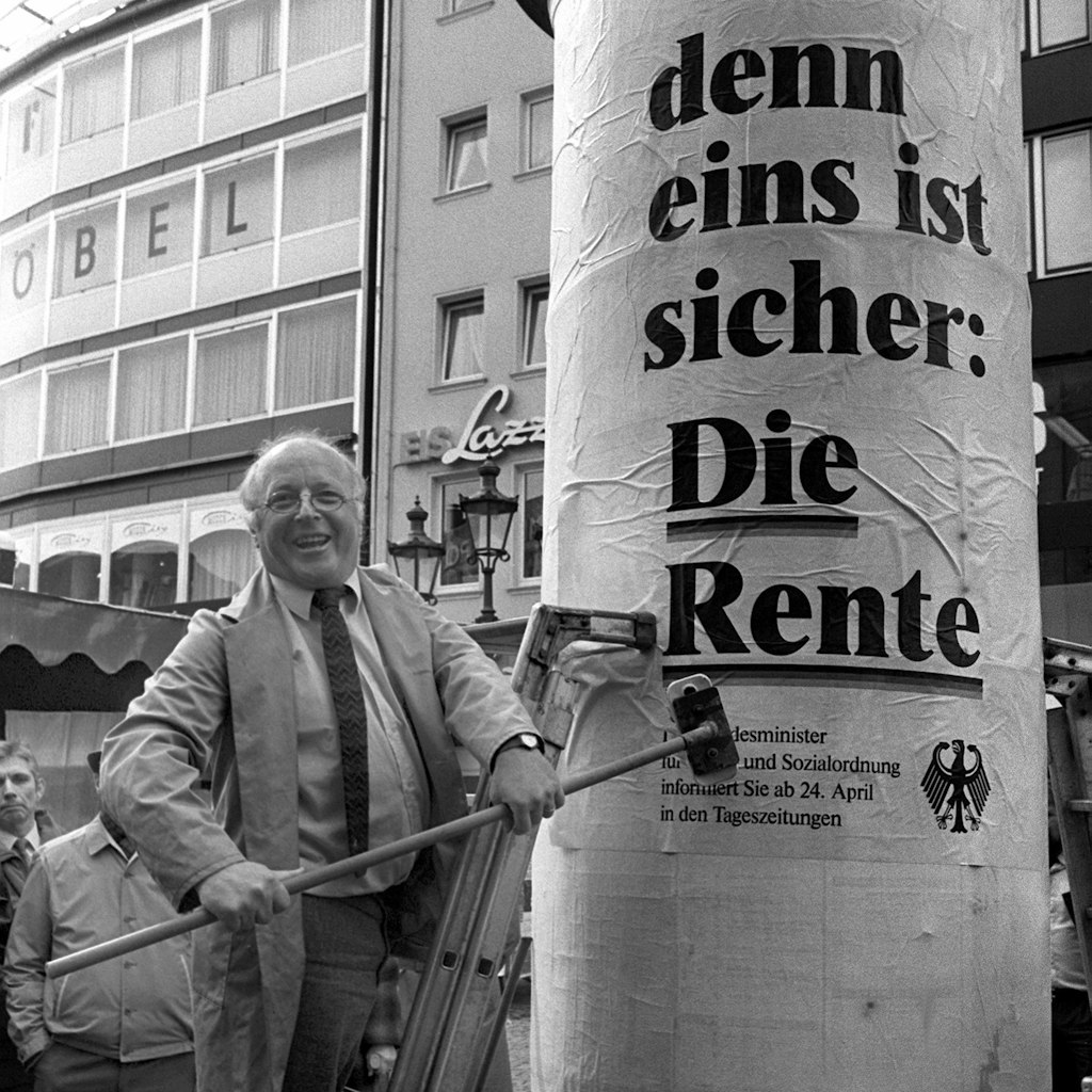 Als Werkzeugmacher bei Opel war Norbert Blüm wahrscheinlich besser denn als Plakatkleber: 1986 pappte er das Plakat, dessen Aussage untrennbar mit ihm verbunden bleibt, etwas wellig an eine Bonner Litfaß-Säule.