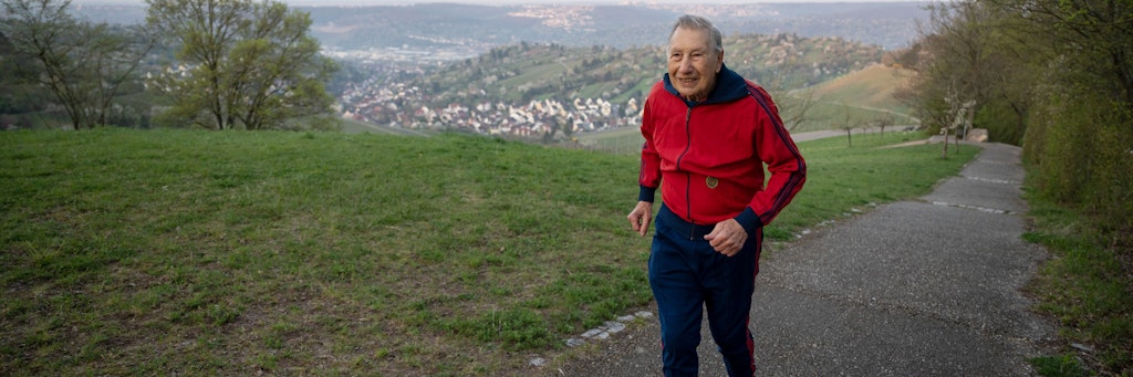Alfred Meyer wird im Mai 95 Jahre alt. Hier läuft er über seine 15 km lange Strecke durch einen Wald bei Stuttgart.