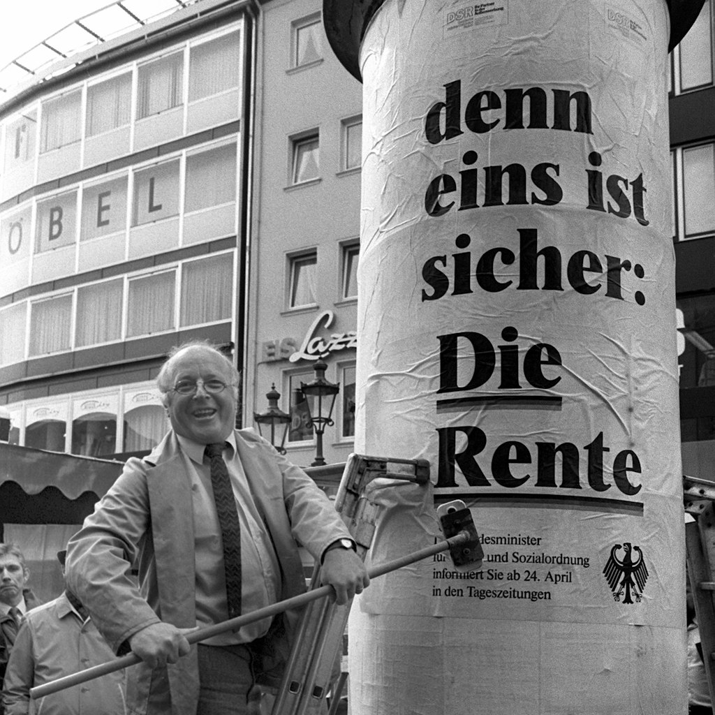 1986 klebte Norbert Blüm in Bonn das Plakat, dessen Aussage - leicht verfälscht - ihm bis zuletzt anhing: „Die Rente ist sicher! “