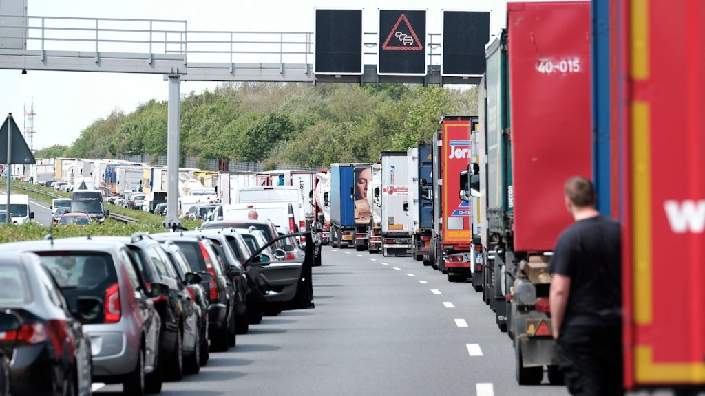 So ist es vorbildlich: Eine Rettungsgasse auf der Autobahn. Wer diese Gasse jetzt ausnutzt, um zur nächsten Ausfahrt zu kommen, zahlt mindestens 320 Euro Strafe.