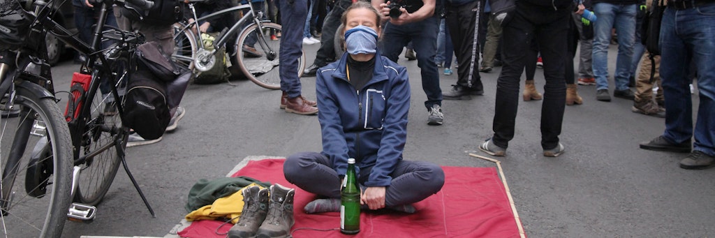 Eine Demo- Teilnehmerin meditiert mitten auf der Straße.<br><br>Foto: camcop media / Andreas Klug<br><br>