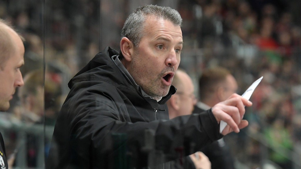 Eisbären-Trainer Serge Aubin wird für lange Zeit keine Anweisungen hinter der Bande geben können.