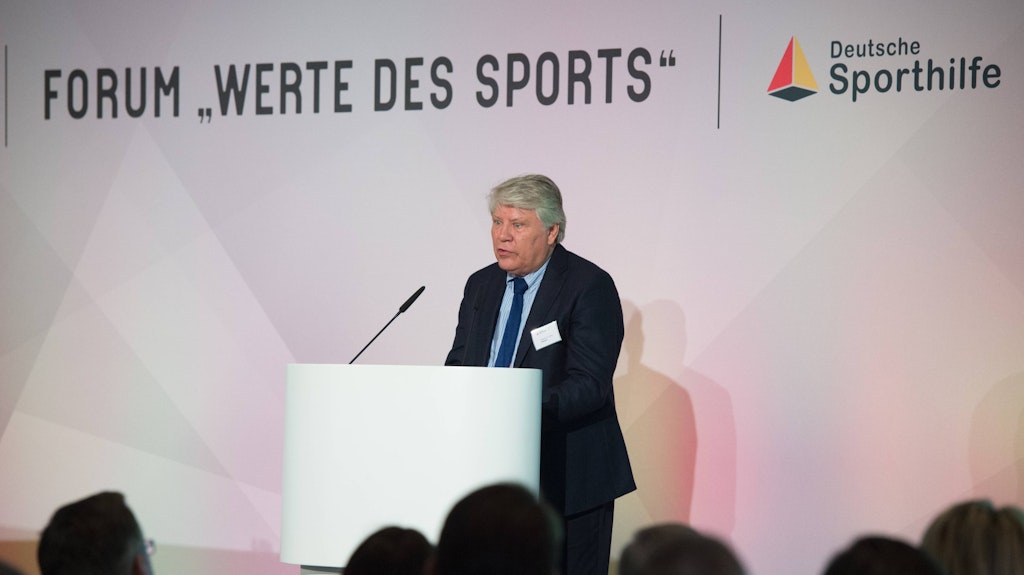 Sportphilosoph Gunter Gebauer kritisiert die Neustart-Pläne massiv.