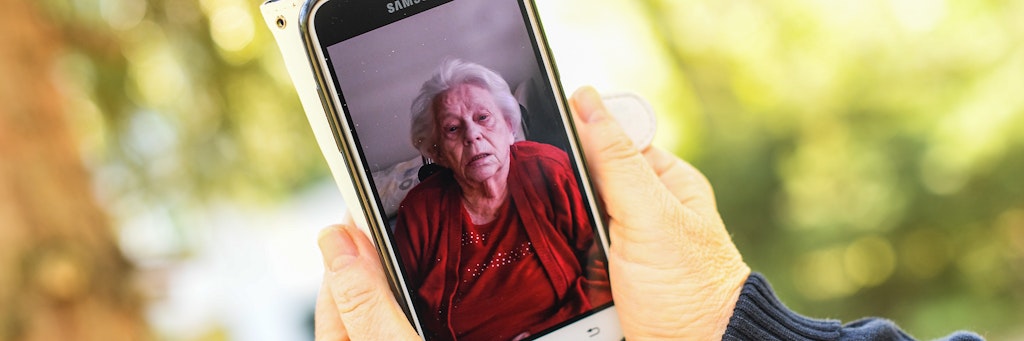 Heidemarie Jänke (67) schaut sich ein Foto ihrer Mutter an, die sie sechs Wochen lang nicht besuchen durfte.