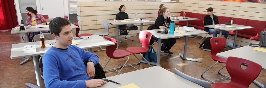 50 Schülerinnen und Schüler sind zum Spanisch-Abitur in der Schule erschienen.