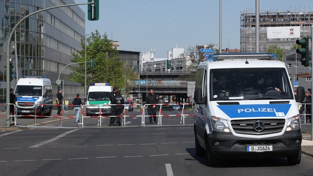 Polizisten sperrten die Straßen weiträumig ab.