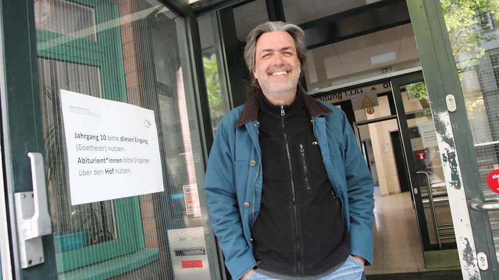 Musiklehrer Christian Briegleb sorgt dafür, dass die Hygieneregeln im Schulhaus eingehalten werden.