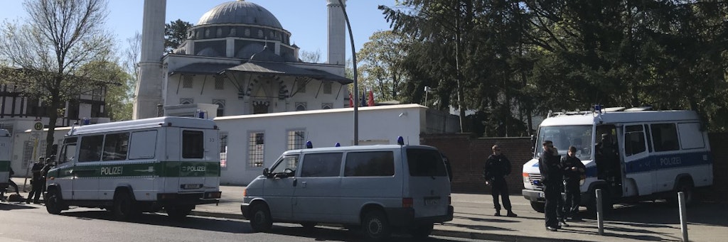 Berliner Polizei an der Şehitlik-Moschee am Columbiadamm.