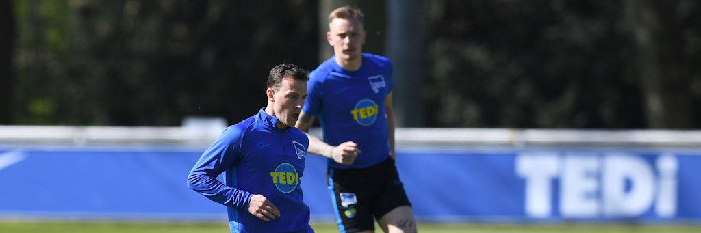 Vladimir Darida winkt nach einer starken Saison ein neuer Vertrag. Auch Marius Wolf (h.) soll Herthaner bleiben.