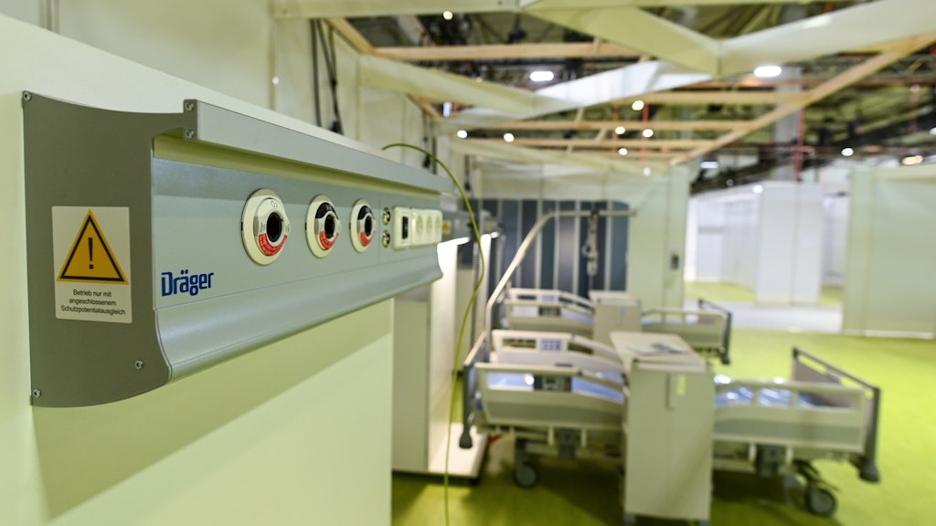Blick in das Behandlungszentrum: Die Technik ist verlegt, erste Betten sind aufgestellt.
