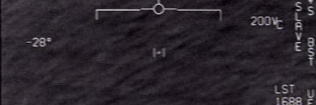 Der kleine Punkt zwischen den beiden Strichen könnte ein Ufo sein.
