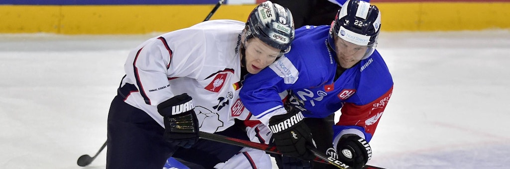 Eisbär Jonas Müller (l.) beim letzten CHL-Auftritt der Bären gegen den EV Zug.