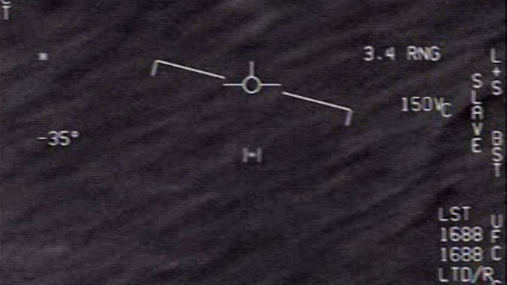 Die Piloten verfolgten das unidentifizierte Objekt, als sie sich näherten, verschwand es schnell.