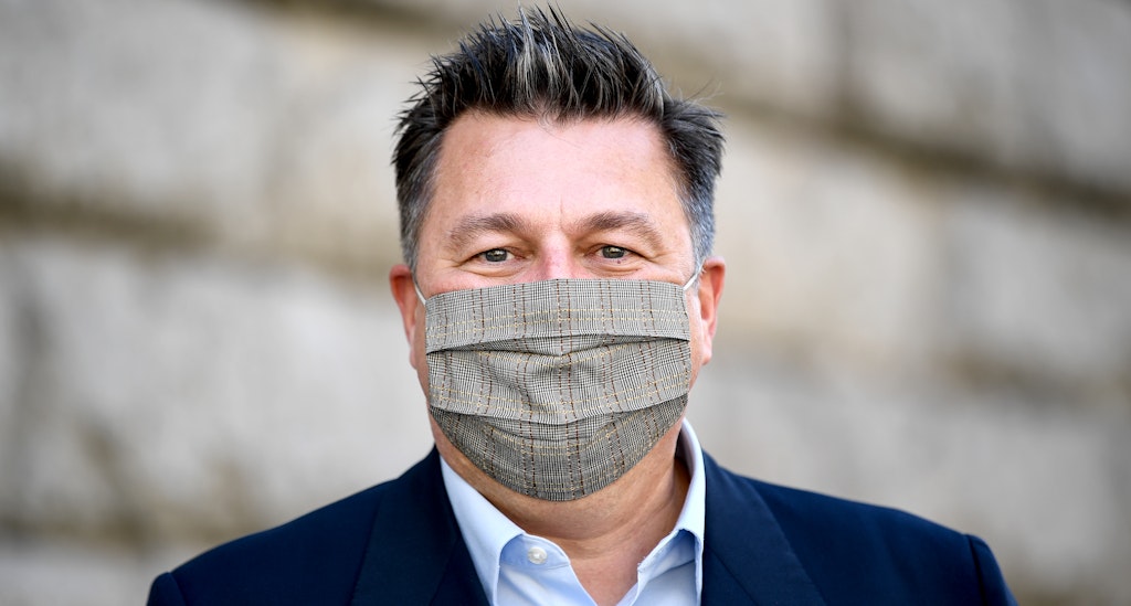 Businesstauglich: Der perfekte Mundschutz passend zum Anzug fürs Büro. Im Foto: Innensenator Andreas Geisel.